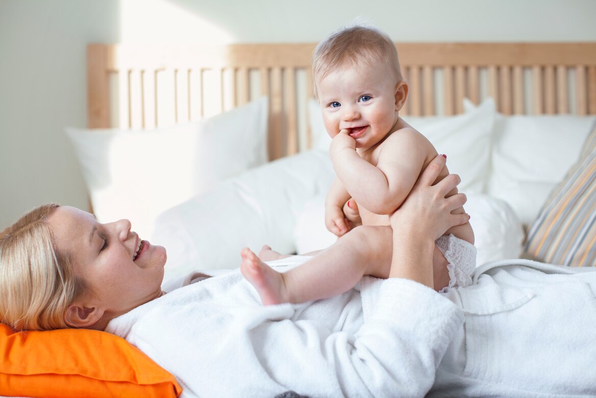 bayi bermain dengan ibu