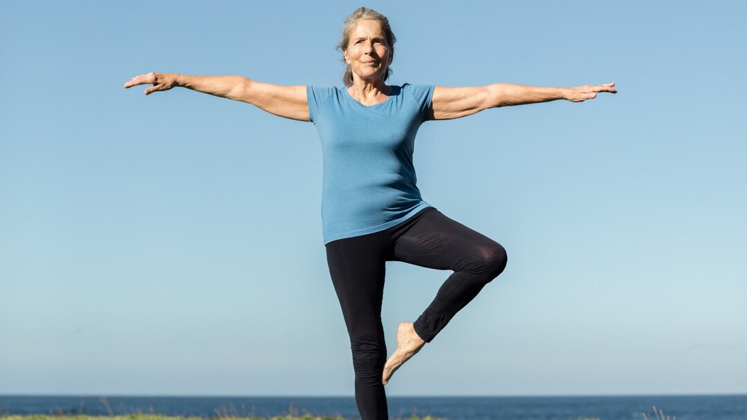 Eine Seniorin beim Yoga-Training. 