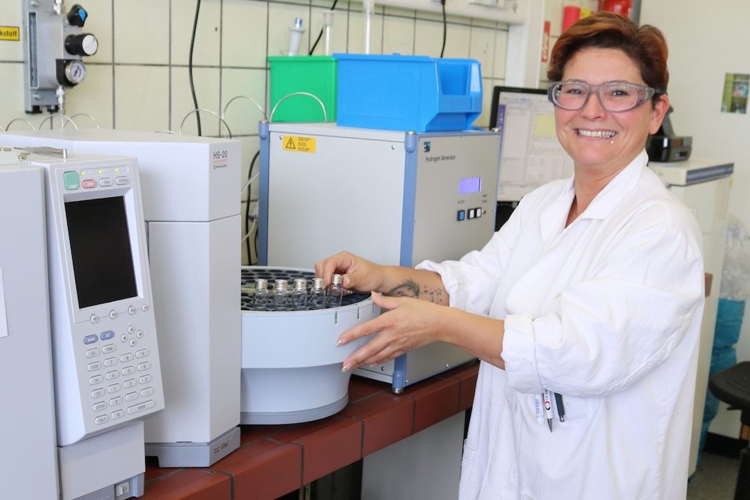Begeistert Von Ihrem Job: Monic Marsal, Leader Pulp Laboratory In Mannheim. „Mir Macht Meine Arbeit Und Die Damit Verbundene Verantwortung Für Das Labor Wirklich Rundherum Spaß. Und Ich Finde Es Wunderbar, Gemeinsam Mit Meinem Team Und Den Kollegen Im Werk Lösungen Zu Finden, Wenn Sich Irgendwo Ein Problem Zeigt