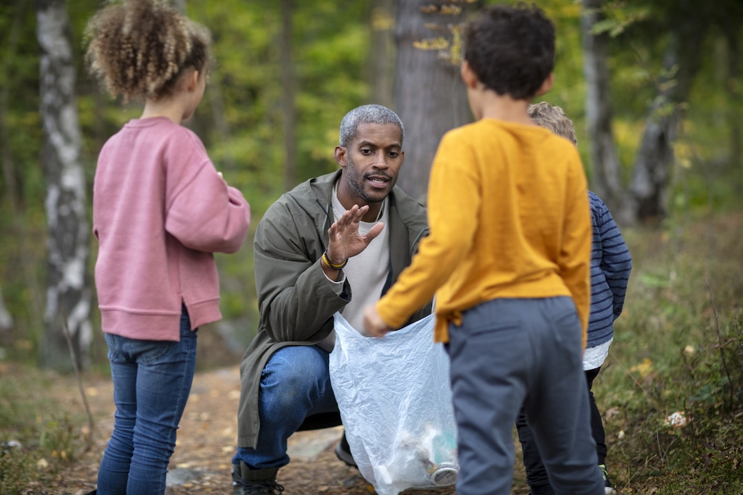 Man_talking_to_children.jpg                                                                                                                                                                                                                                                                                                                                                                                                                                                                                         