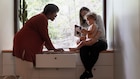 dua orang perempuan dengan bayi