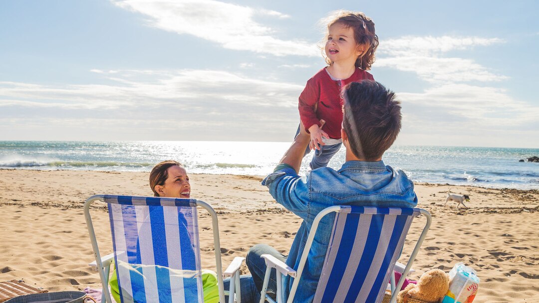 Family_man_woman_baby_picnic_on_beach_2_1920x1080.jpg                                                                                                                                                                                                                                                                                                                                                                                                                                                               