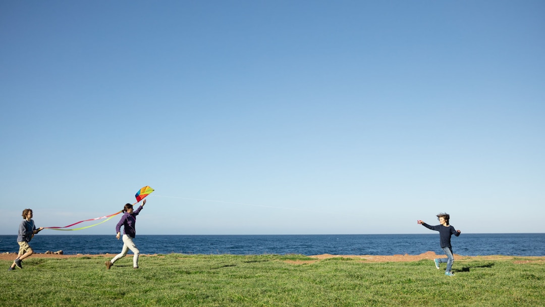 Mother_and_two_boys_with_kite_on_beach_1_1920x1080.jpg                                                                                                                                                                                                                                                                                                                                                                                                                                                              