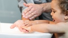 bayi mencuci tangan