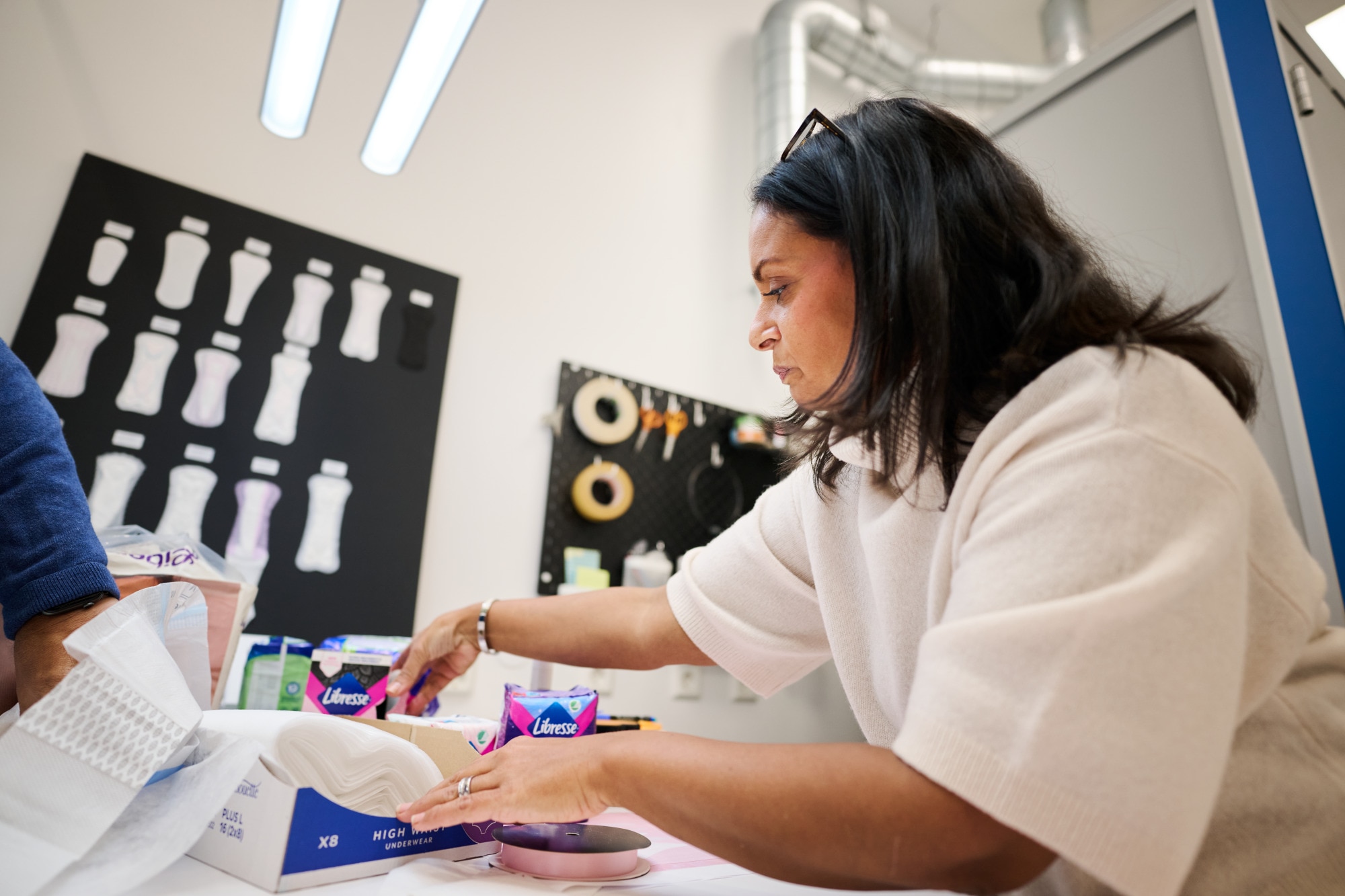 Woman Libresse Towel Lab
