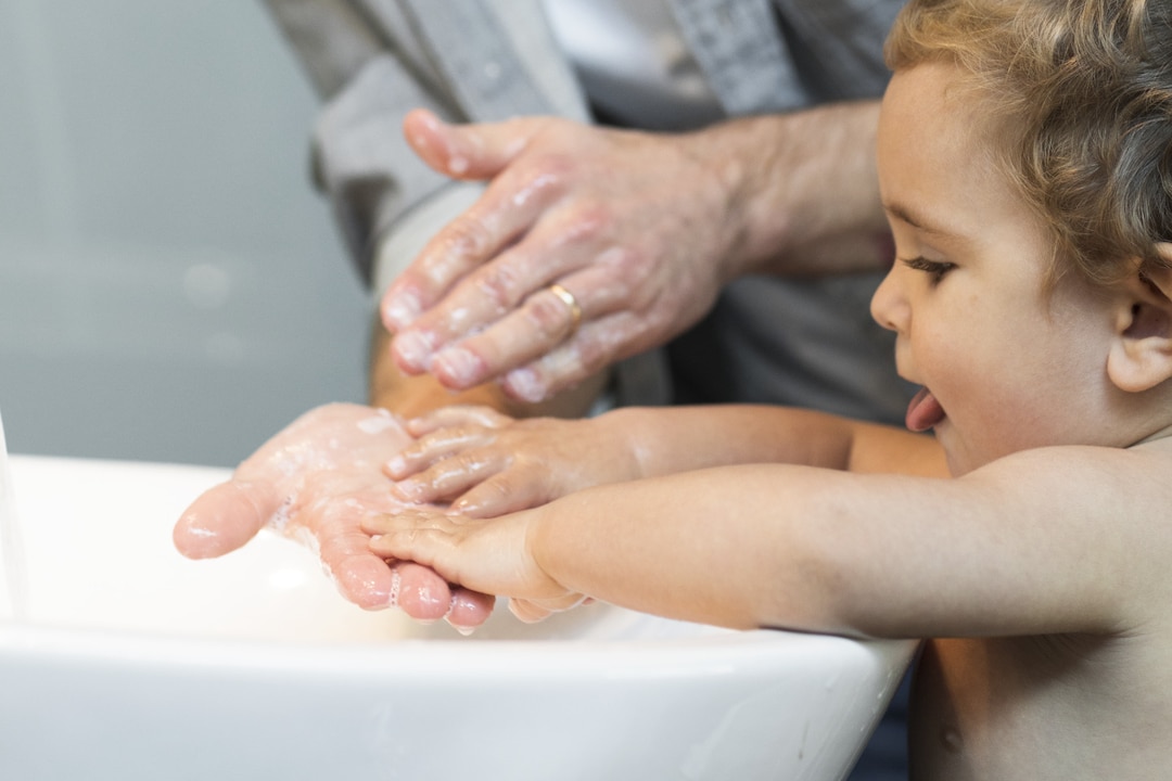 Baby_father_washing_hands_in_bathroom01.tif                                                                                                                                                                                                                                                                                                                                                                                                                                                                         