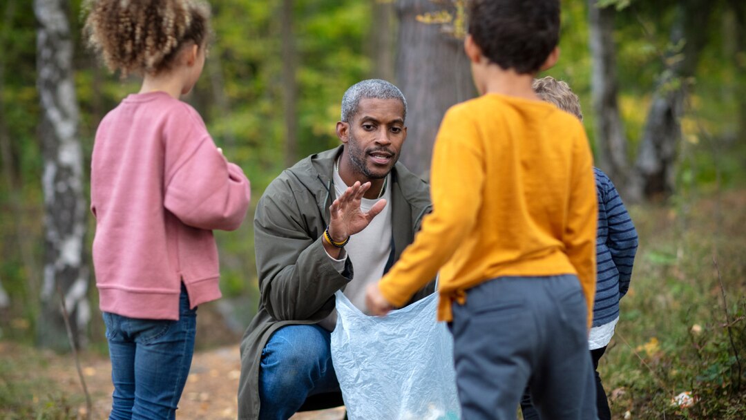 Vater mit seinen Kindern im Wald