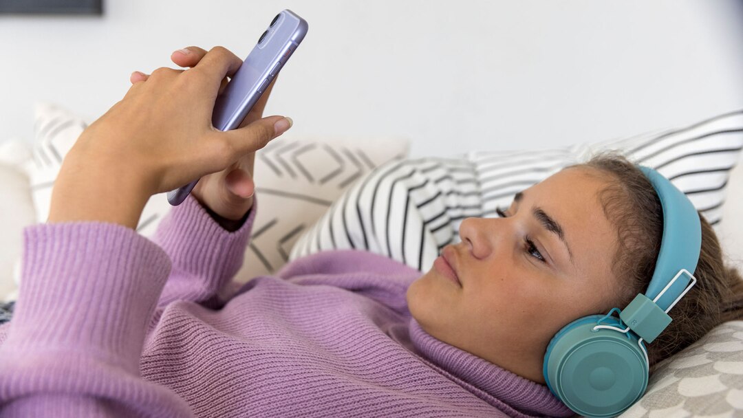 teenage_girl_laying_on_couch_with_headphones_1920x1080.jpg                                                                                                                                                                                                                                                                                                                                                                                                                                                          