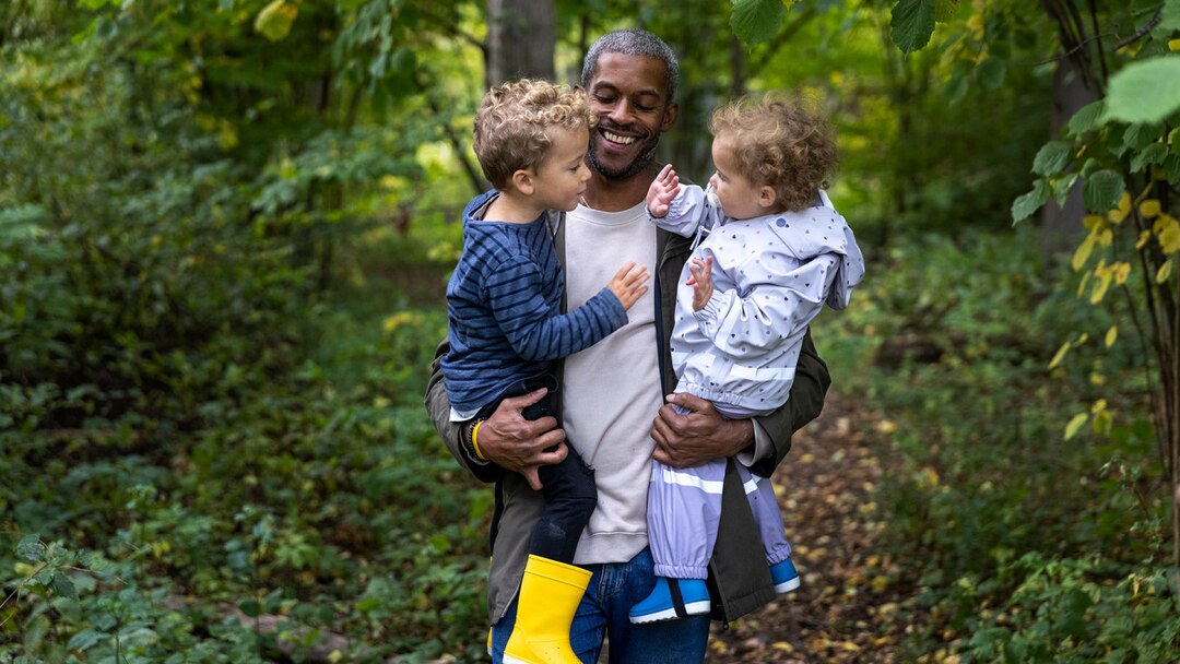 father_with_kids_in_forrest_1920x1080.jpg                                                                                                                                                                                                                                                                                                                                                                                                                                                                           