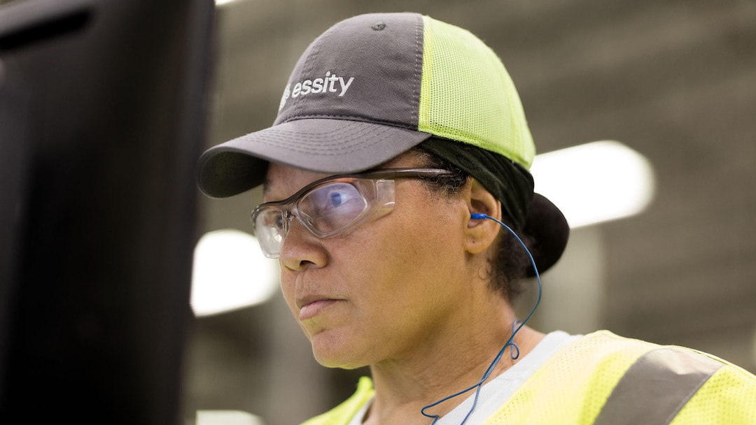 woman_working_in_factory_with_protection_glasses_1920x1080.jpg                                                                                                                                                                                                                                                                                                                                                                                                                                                      